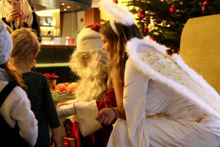 Schon zum elften Mal kamen heute Weihnachtsmann und Weihnachtsengel ins Hotel Neptun um die Wunschzettel der Warnemünder Kinder entgegenzunehmen.