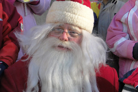 Auch der Weihnachtsmann ist am Glühwein-Point auf dem Warnemünder Kirchenplatz avisiert.