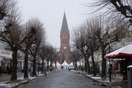Allen Krisen zum Trotz soll der Advents- und Neujahrsmarkt auf dem Kirchenplatz von Warnemünde wieder stattfinden. Es werden noch Unterstützer gesucht.