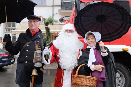Begleitet von Mariken und Latüchtenwärter Klaus Lass fuhr der Weihnachtsmann mit der Feuerwehr vor.