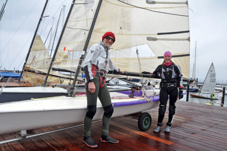 Melanie Wendl und ihr Vater Günther segeln beide im Contender.