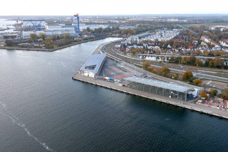 Das alte Warnemünder Werftbecken schließt sich an den Passagierkai an und sollte ursprünglich in einen modernen Kreuzfahrthafen umgebaut werden. Diese Pläne sind vom Tisch.
