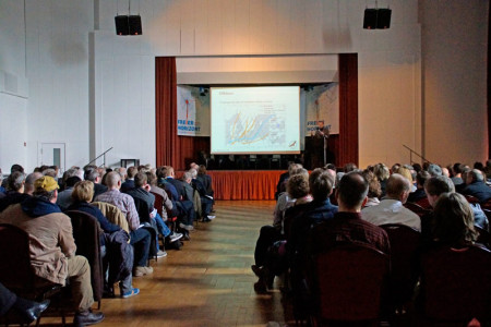 Etwa 200 interessierte Bürgerinnen und Bürger beteiligten sich an der Podiumsdiskussion rund um das Thema Windkraft im Kurhaus Warnemünde.
