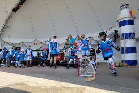 Beim Wiro-Sporttag präsentieren Rostocker Sportvereine ihr Können und laden zum Mitmachen ein, wie im Vorjahr das Inlinehockey-Team der Nasenbären. 