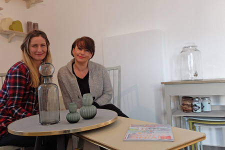 Sie eröffnen Anfang März ein schickes Wohn- und Einrichtungsgeschäft in der Mühlenstraße: Katja Spindler (re.) und ihre künftige Mitarbeiterin Nina Kröger.