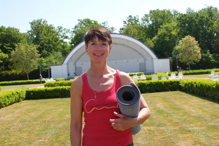Yogalehrerin Corinna Lange lädt wieder zur Open-Air-Saison in den Warnemünder Kurhausgarten.