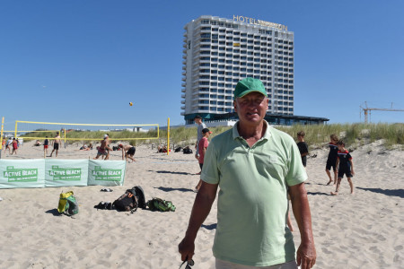 Zufrieden mit der bisheriger Active-Beach-Saison und dem heutigen AOK Familien-Sport-Beachtag in Warnemünde ist Cheftrainer Andreas Zachhuber.
