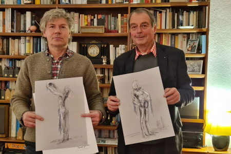 Alexander Gehrke (l.) und Alexander Prechtel präsentieren zwei der handsignierten Kunstdrucke von Thomas Jastram.  40 dieser Kunstmappen können gegen eine Spende von mindestens jeweils 300 Euro erworben werden.