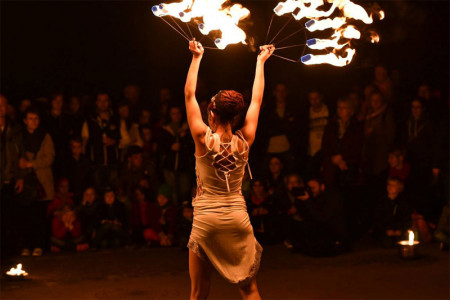 Mystische Feuershows sorgen bei der Zoo-Nacht an vier verschiedenen Plätzen für Staunen und magische Momente.