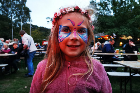 Die sechsjährige Marlene aus Rostock kam schon fix und fertig „dekoriert“ zur Zoo-Nacht gestern Abend. Sie wollte lange Warteschlangen beim Kinderschminken umgehen und hatte so mehr Zeit für  die anderen Attraktionen.