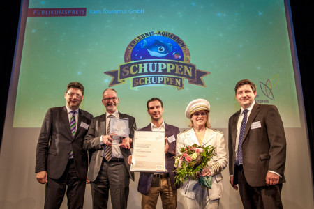 Karls Erlebnis-Chef Jörg Vogt und Aquarist Armin Steibli  freuen sich über den Publikumspreis.