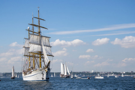 Das Segelschulschiff "Gorch Fock", hier bei der Kieler Woche 2022, ist ein Höhepunkt der diesjährigen Hanse Sail.
