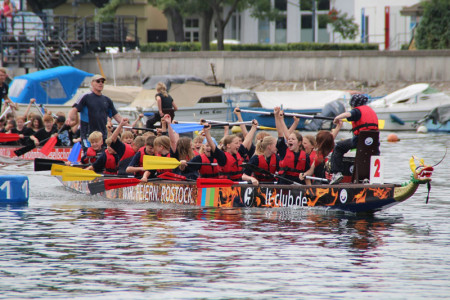 Strahlende Gesichter bei der 12. Rostocker Schülermeisterschaft im Drachenboot im Alten Strom.