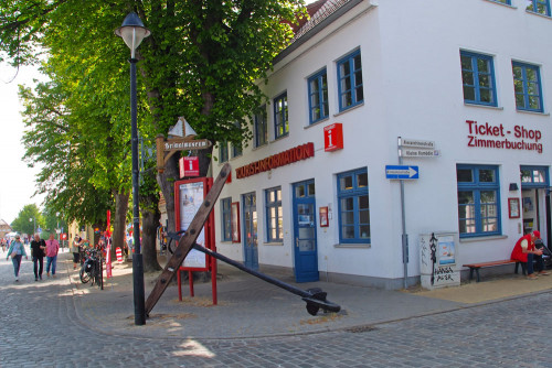 Die Tourist-Information Warnemünde befindet sich auf der Rückseite der Alten Vogtei, Am Strom 59 / Ecke Kirchenstraße