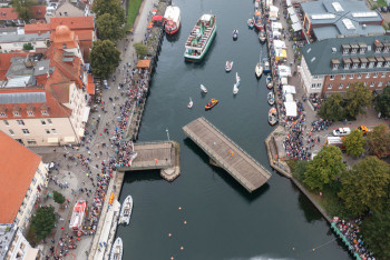 Mit dem Warnemünder Brückenfest wird die Sommersaison beendet. Foto: Taslair